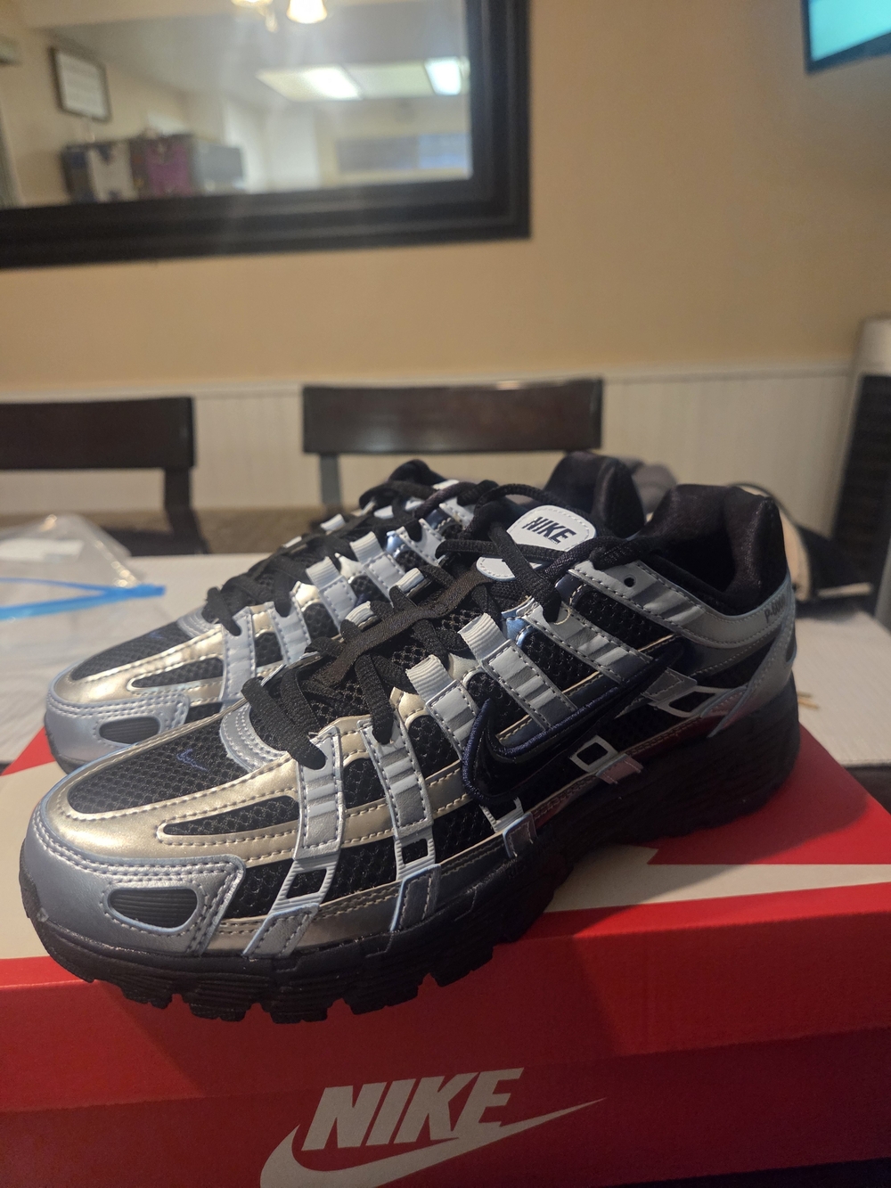 sz 8.5 W nike p-6000